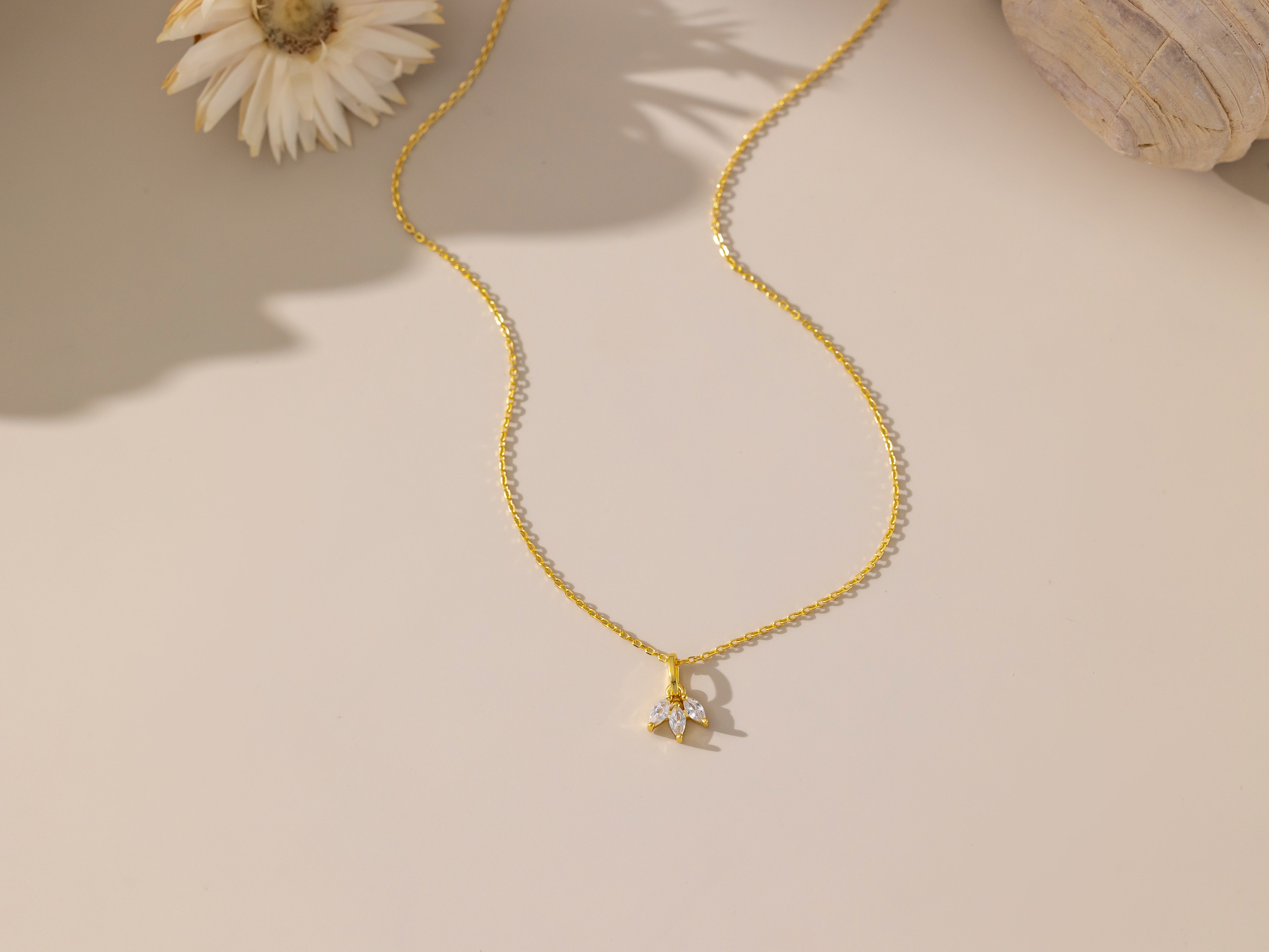 STMG Tiny Leaf Necklace in gold