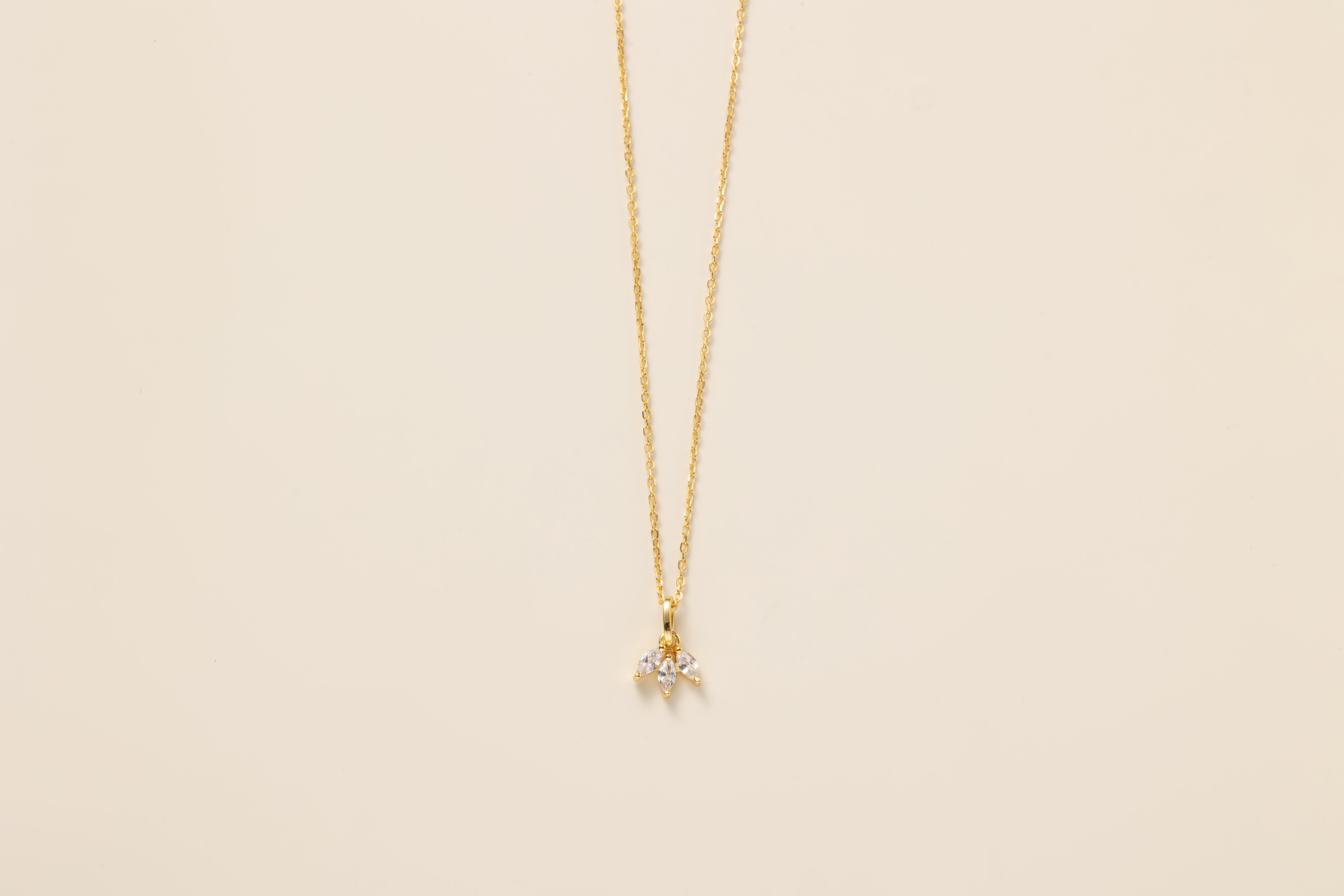 STMG Tiny Leaf Necklace in gold