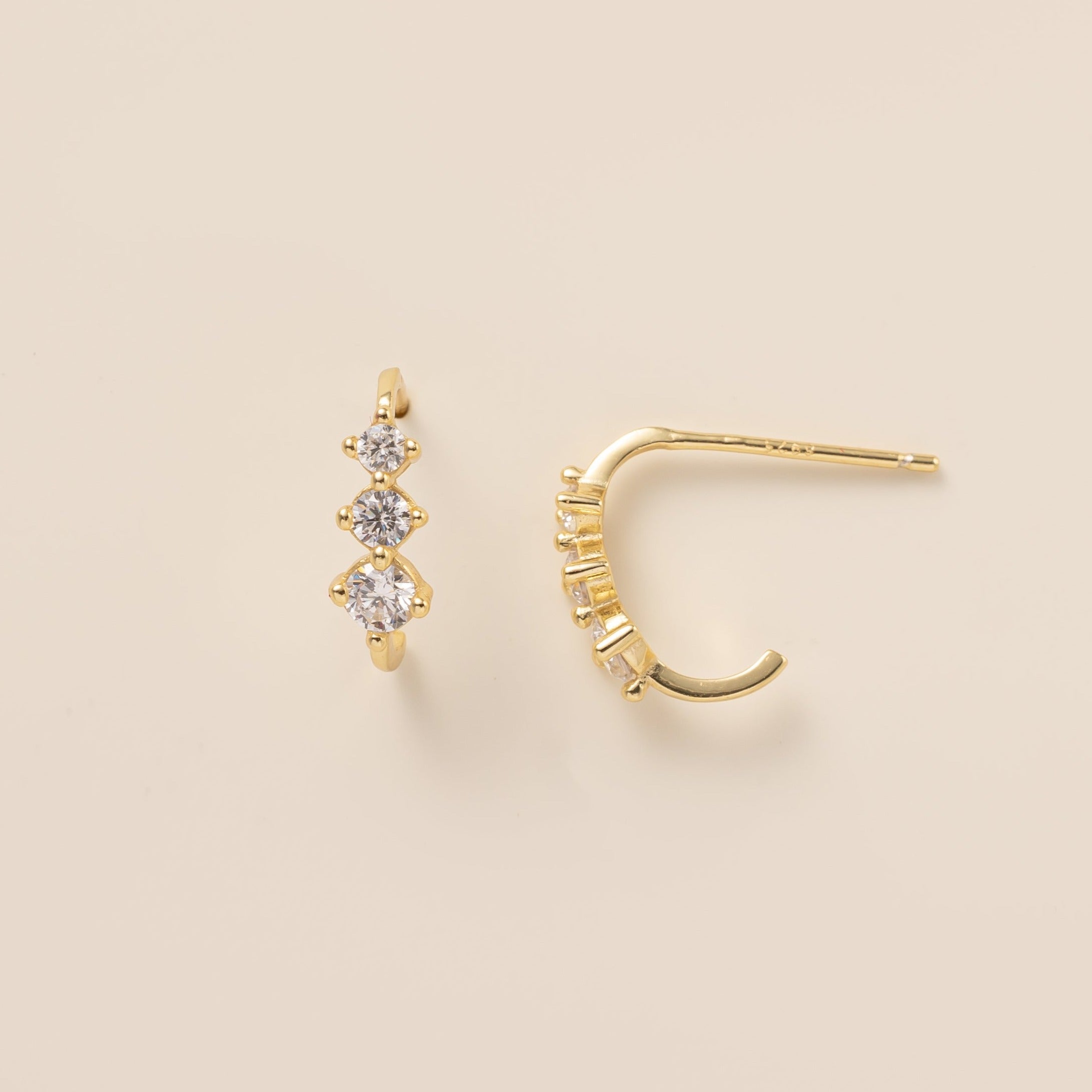 Curved Tiny Stud Earrings in gold