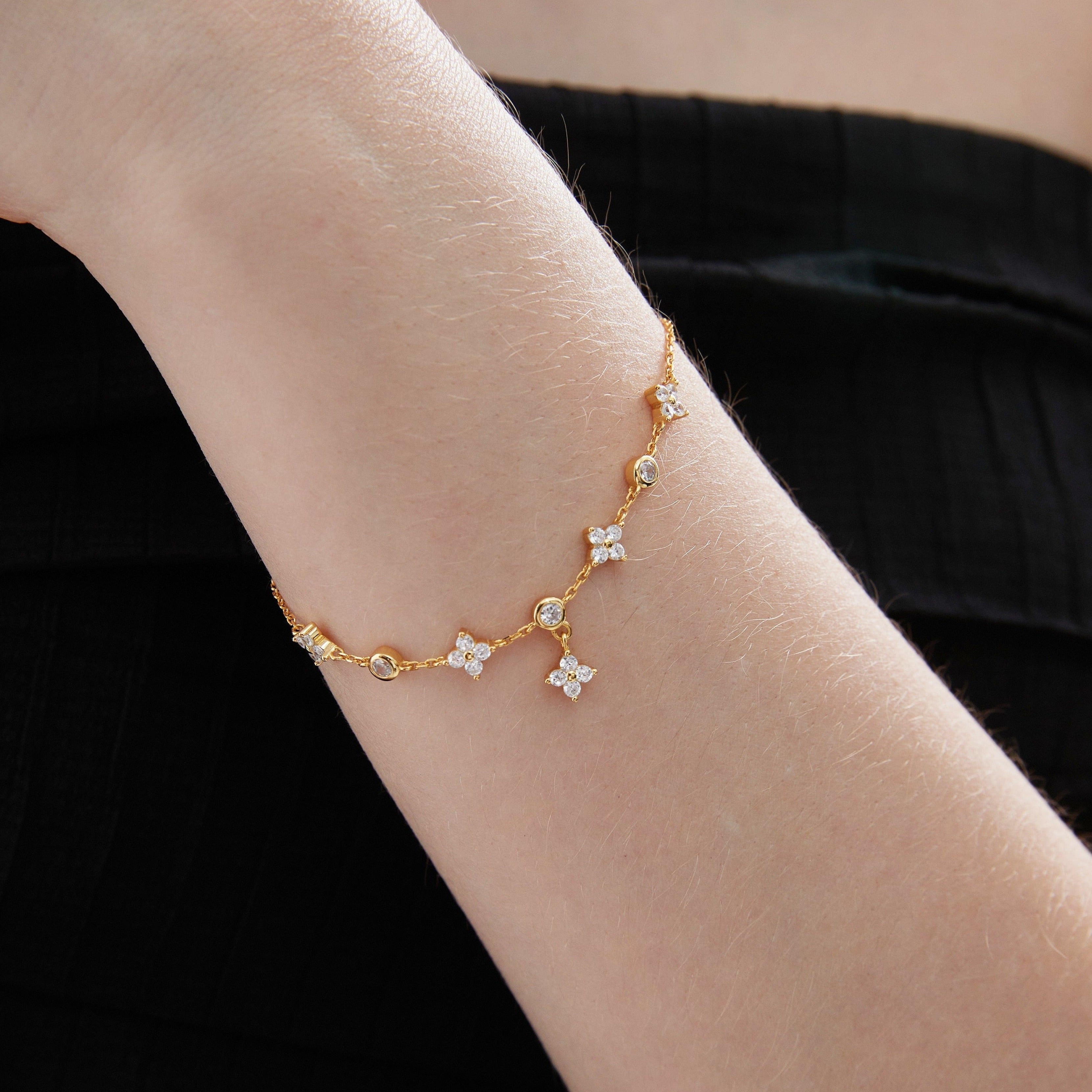 4-Leaf Clover Bracelet gold on hand